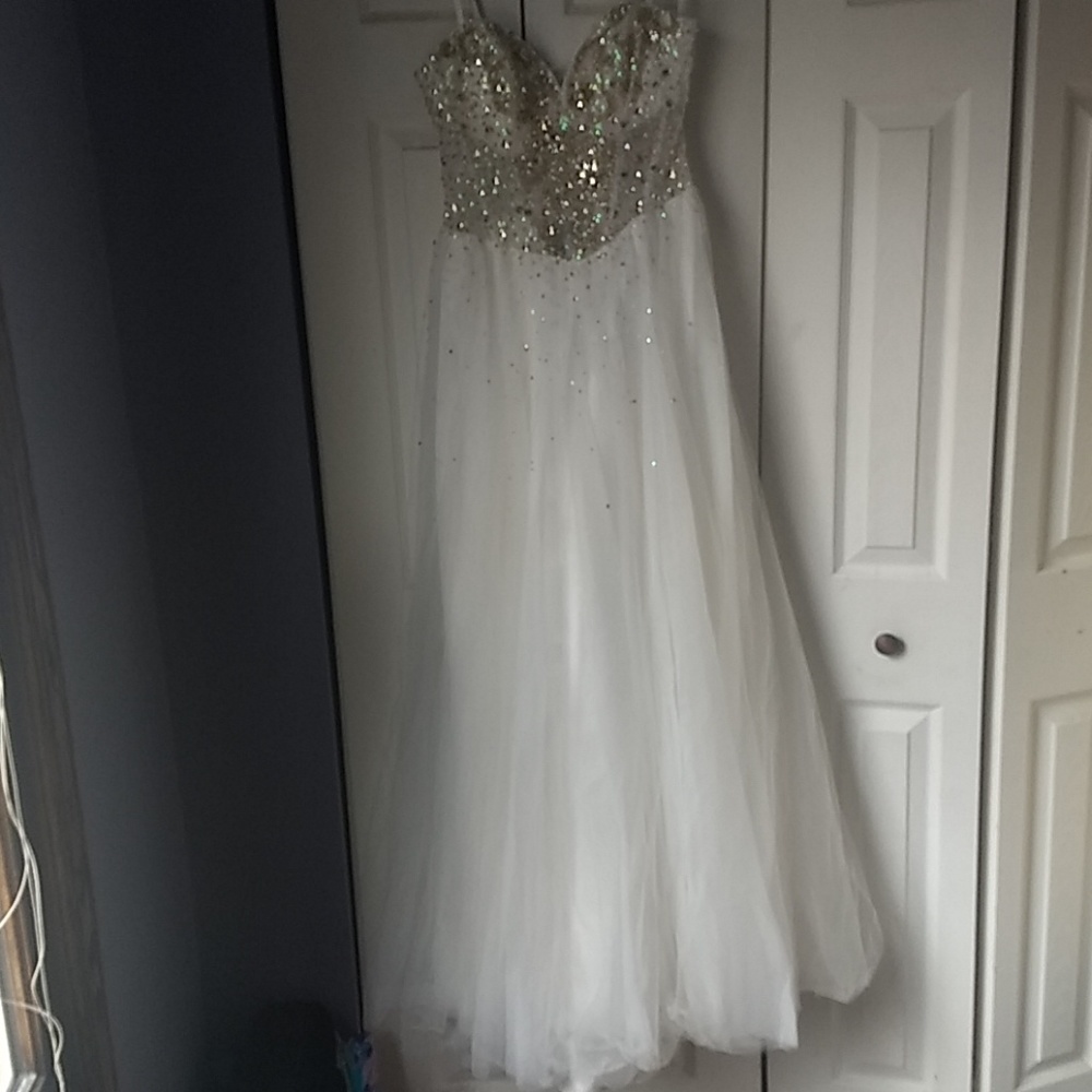 Prom gown - Picture 2 of 7